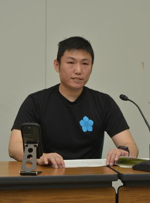 さくら市長選への立候補を正式表明する徳丸氏＝２５日午後、県庁