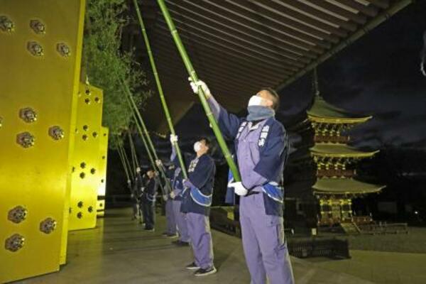 成田山新勝寺で行われた師走恒例のすす払い=13日午前、千葉県成田市