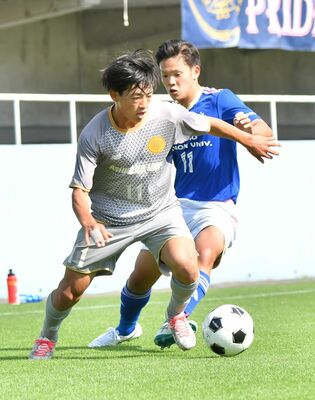 サッカー男子決勝　後半35分、足大付のＦＷ神山貫（手前）が相手を抜き去る＝県グリーンスタジアム