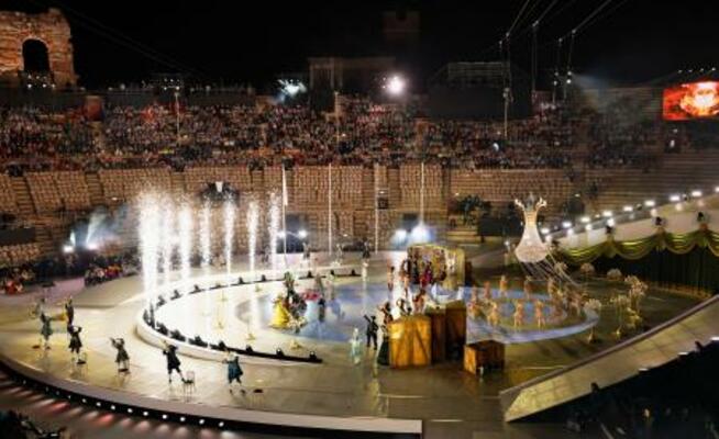 　閉会式のアトラクション＝２２日、イタリア・ベローナ（共同）