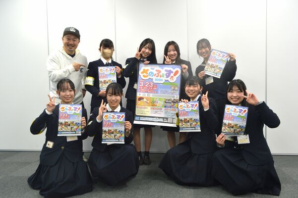 佐野ブランド応援団長のテルさんとともに来場を呼びかける高校生たち