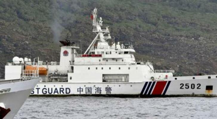 　中国海警局の「海警２５０２」＝２０２４年４月、沖縄県・尖閣諸島の魚釣島周辺
