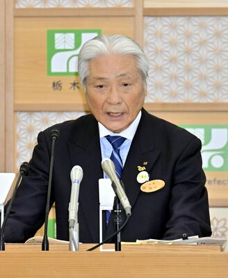 ２０２５年度県当初予算案を発表する福田知事＝７日午前、県庁