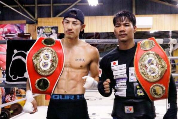 　初の防衛戦へ向けた練習を公開し、タイ選手（右）とポーズをとるＩＢＦフライ級王者の矢吹正道＝名古屋市