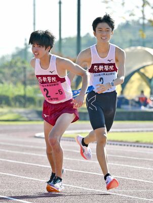４区でトップに立った作新の千野根（右）が５区の青山にたすきをつなぐ＝佐野市の清酒開華スタジアム、広瀬華撮影