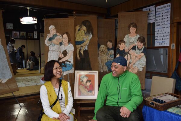 原画展開催に向けて語り合う小林さん（右）と大貫さん