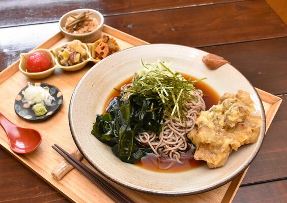 三陸産わかめとまいたけ天の冷やしたぬきそば。前菜とご飯が付く