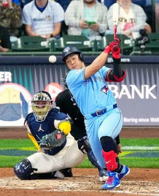 　ブルワーズ戦の７回、遊ゴロに倒れるブルージェイズ・岡本＝ミルウォーキー（共同）