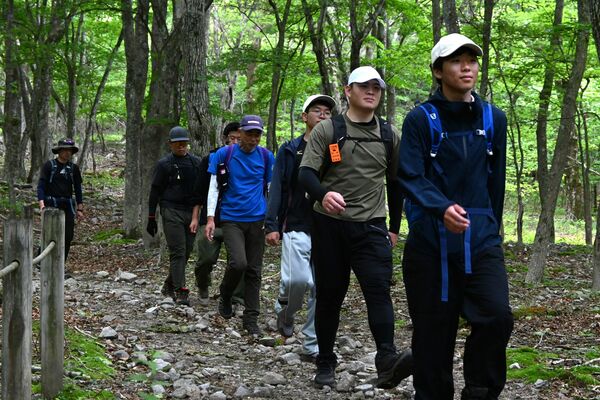 初めて地域指導者(右から4人目)の引率で山を登った宇都宮白楊高山岳部=13日午後、日光市中宮祠