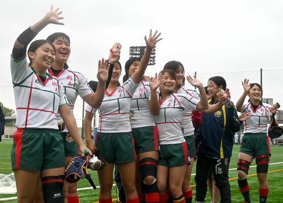 ラグビー女子３位決定戦に勝利し、応援席へ手を振る本県選抜＝佐野市運動公園第１多目的球技場