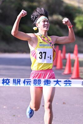 男子三島の６区渡部がゴールテープを切り４連覇を飾る＝那須野が原公園特設周回コース