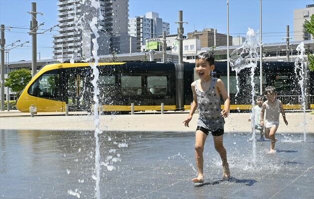 列車が見える「水のプラザ」で水遊びする子どもたち＝23日午前11時、宇都宮市宮みらい