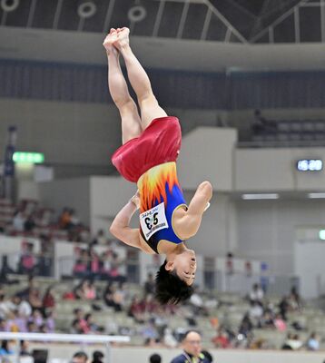 体操男子種目別床運動で３位になった作新・石原の演技＝北九州市立総合体育館