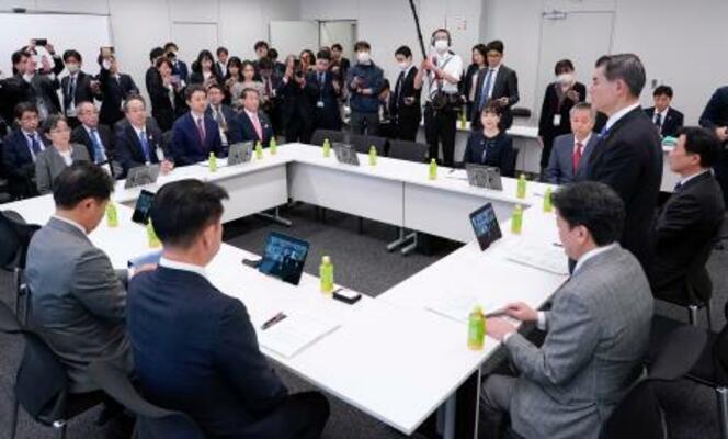 自民、日本維新の会、公明の3党が開いた小学校の給食無償化を巡る実務者協議=12日午後、国会