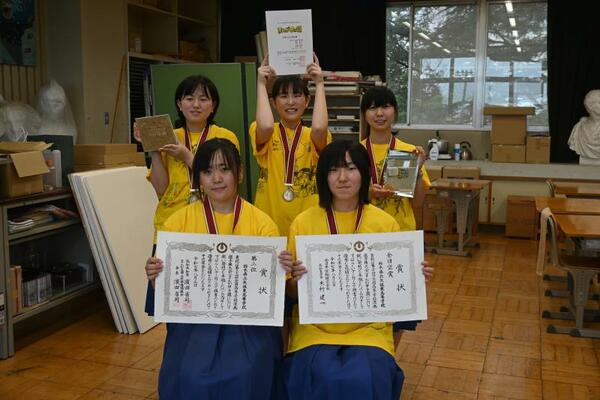 ダブル受賞を果たした矢板東高のメンバー