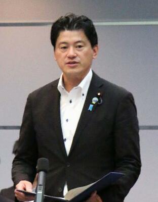 法制審の冒頭、平口法相のあいさつを代読する三谷英弘法務副大臣=15日午前、法務省