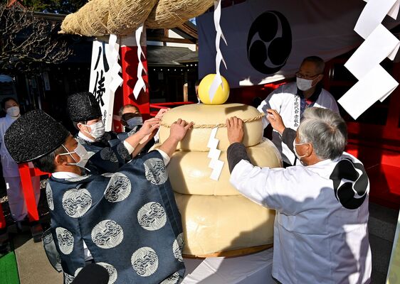 拝殿前に供えられる大鏡餅＝30日午前９時20分、高根沢町上高根沢