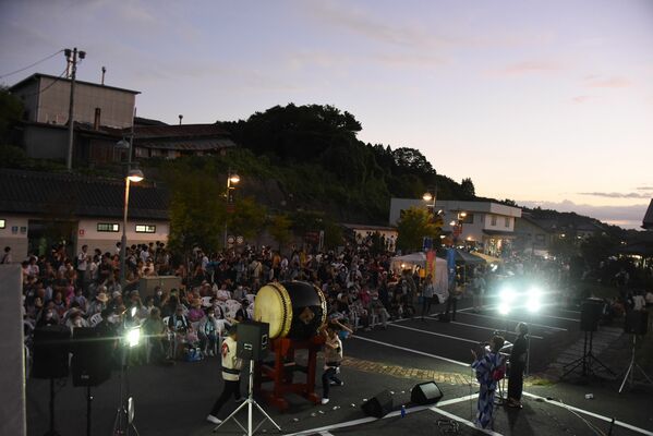 多彩なライブなどで盛り上がった益子夜市