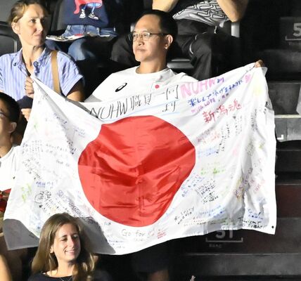 スタンドから水沼の勇姿を見守る下山コーチ＝３日夜（日本時間４日未明）、パリ郊外