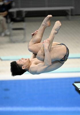 男子3メートル板飛び込み決勝 準優勝した須山(日本水泳振興会宇都宮)の1回目の演技=東京アクアティクスセンター、森田大地撮影