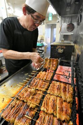じっくりと焼き上げられるウナギ＝30日午前11時35分、宇都宮市中央本町