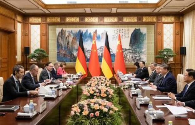 会談に臨む中国の習近平国家主席(右から2人目)とドイツのメルツ首相(左から2人目)=25日、北京の釣魚台迎賓館(共同)