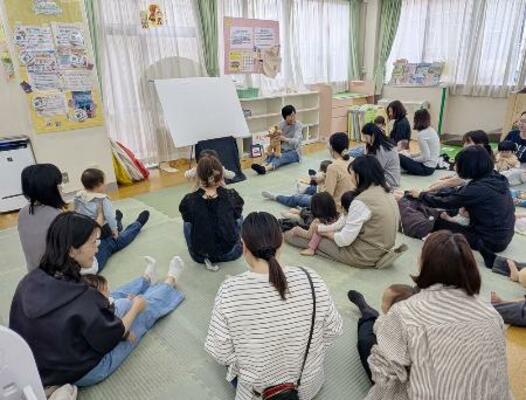 　子育て支援施設で人形を使った手遊び歌を歌う親子ら＝５月、東京都内
