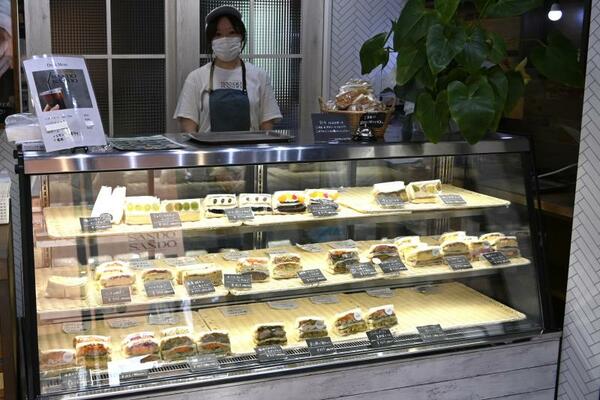 多彩なサンドイッチが並ぶ店内
