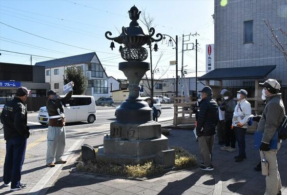 金燈籠について説明する学芸員（左から２人目）
