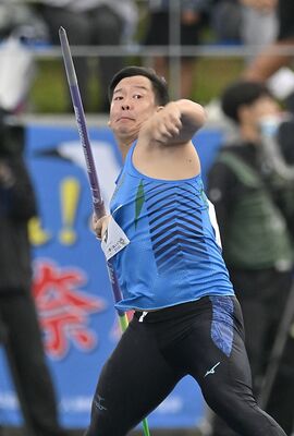 陸上成年男子やり投げ決勝　74メートル77で５位に入った小椋（エイジェック）の投てき＝滋賀県彦根市の平和堂ＨＡＴＯスタジアム、磯真奈美撮影