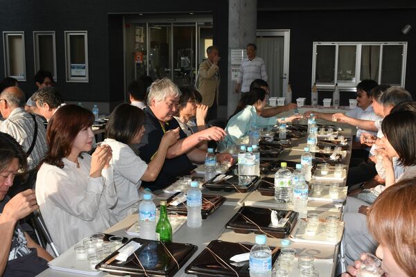 銘柄をブラインドした日本酒の試飲を楽しむ参加者＝５月１６日、さくら市