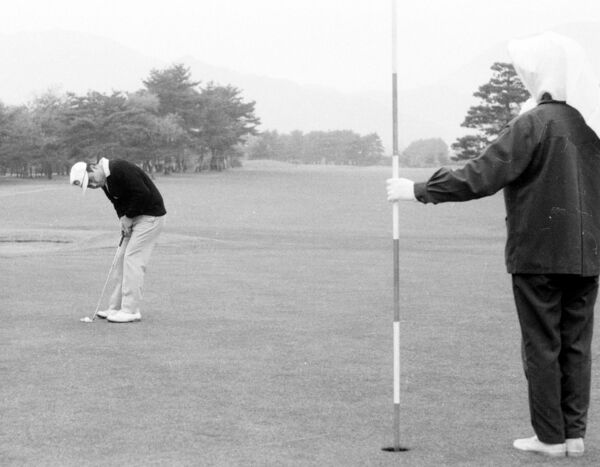 第4回大会優勝の星堯のパッティング=1969年、日光CC