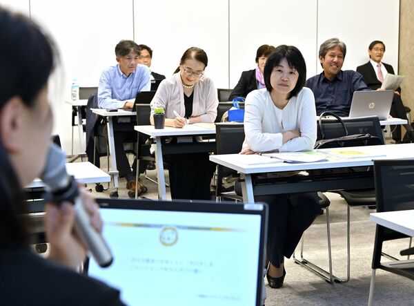 ジェンダーの分科会で議論に聞き入る参加者