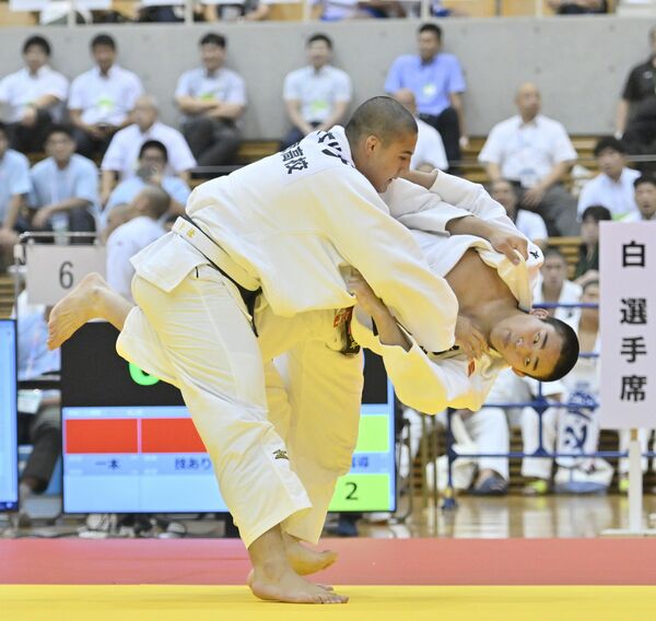 柔道男子団体2回戦 白鴎足利の大将・波多野(右)が内股を仕掛ける=岡山市のジップアリーナ岡山、広瀬華撮影