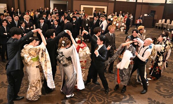 式典後、フォークダンスを楽しむ出席者たち＝１１日午後、宇都宮市上大曽町