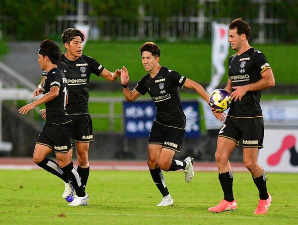 後半、同点のゴールを決め仲間と喜ぶ栃木シティの鈴木国（右から３人目）ら＝３日、沖縄県総合運動公園陸上競技場