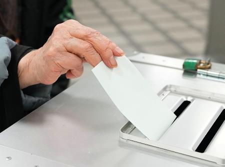 　東京都内で期日前投票をする有権者。異例の短期決戦で入場券が間に合わない場合も。本人確認できれば投票可能だ＝１月28日