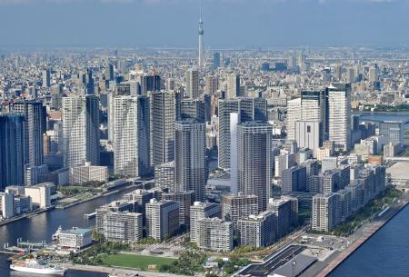 　東京都の湾岸エリアに立ち並ぶ高層ビル群＝１６日午後（共同通信社ヘリから）