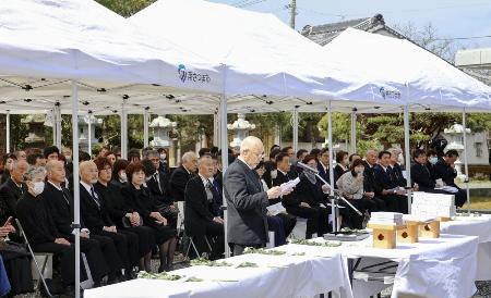 　鹿児島県南さつま市の旧陸軍万世飛行場跡地で営まれた慰霊祭。上野辰熊さんも訪れた＝２０２５年４月１３日午前