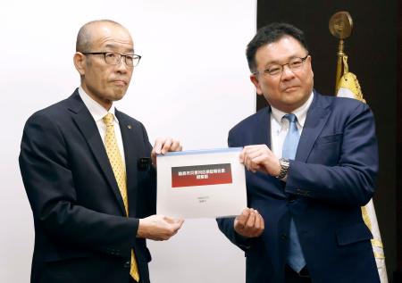 　能登半島地震と豪雨での石川県輪島市の対応に関する報告書を受け取る坂口茂市長（左）＝２６日午後、輪島市役所