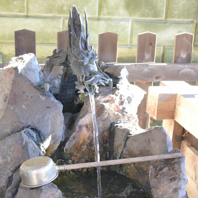 竜の口から水が出る「明神の井」