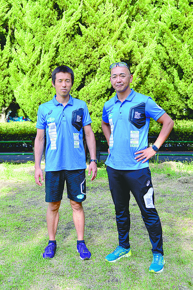 塾長の村上晃史さん㊨と