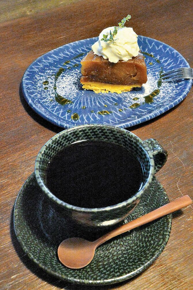 まろやかな味わいの「ブレンドコーヒー」。リンゴの酸味とおいしさが凝縮された「タルト・タタン」がぴったり