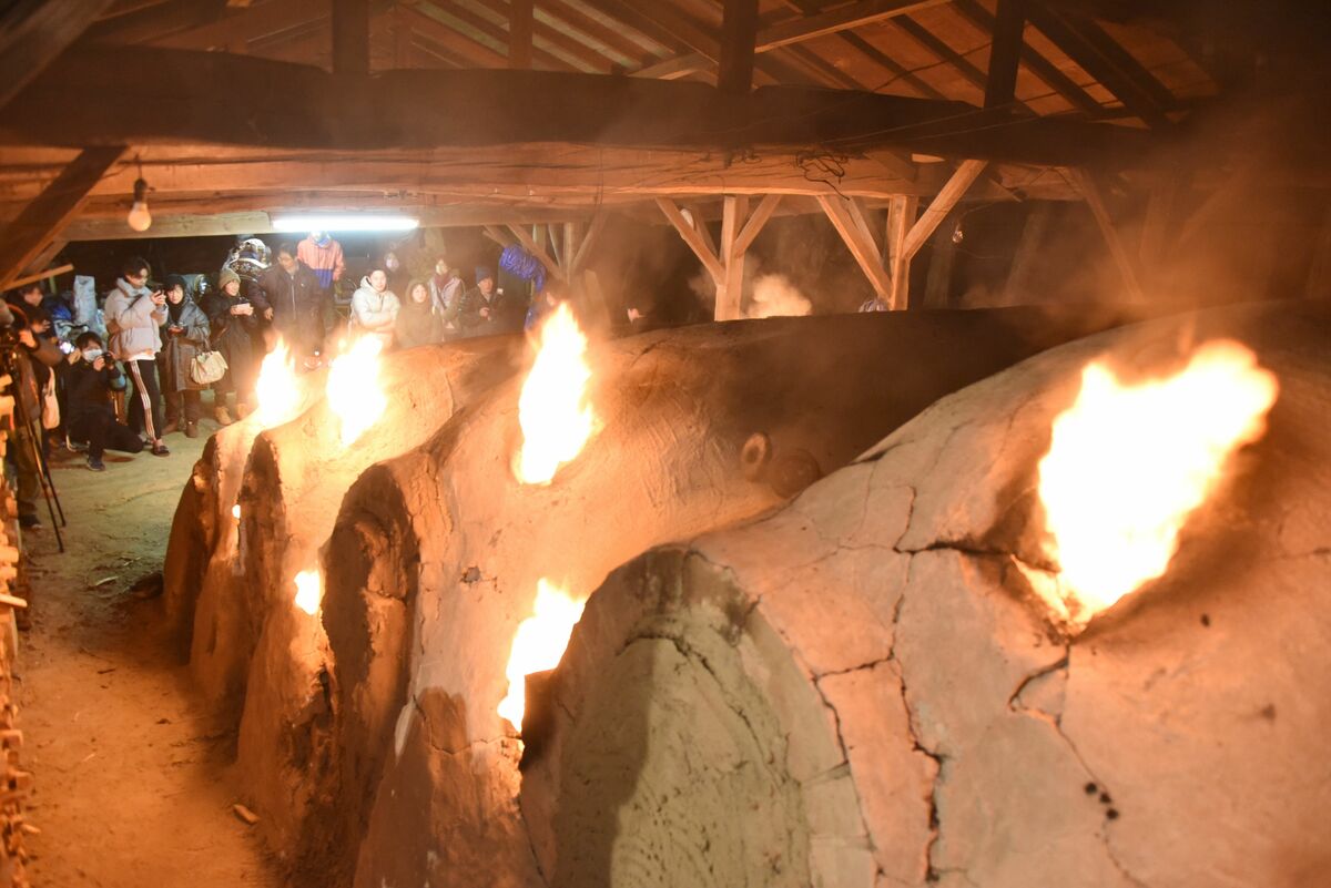 噴き出す炎、9年ぶりに復活 益子のまつりで窯だき一般公開