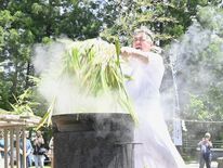 日光・清滝神社で「湯立て神事」 熱湯浴び地域の安全祈願