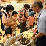 偽高級ブランド品と本物を比較展示など　官民13団体が協力し防犯意識を啓発