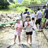 日光で夏恒例の魚つかみ取り体験　子どもたちニジマス追い歓声