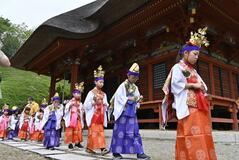 華麗に伝統の稚児行列