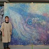 創立50周年を大きなクジラ描いてお祝い　宇都宮の宝木小児童らが動植物画家ｕｍｉ．さんと大点描画制作