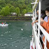 故人しのび、湖上にお札　日光・中禅寺湖で「地蔵流し」　250人乗船